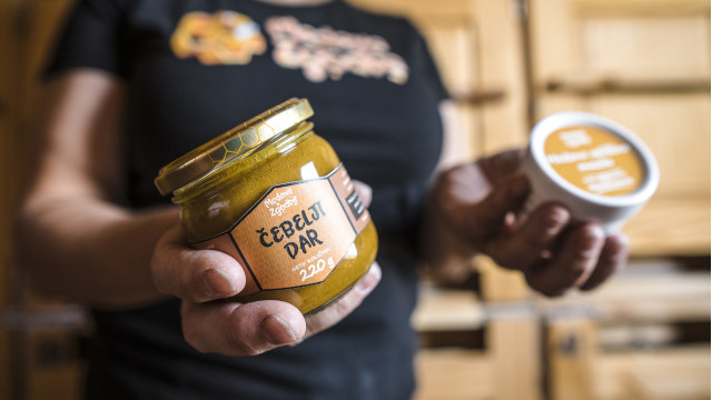 Medene zgodbe, Mojca Anzeljc s.p. 