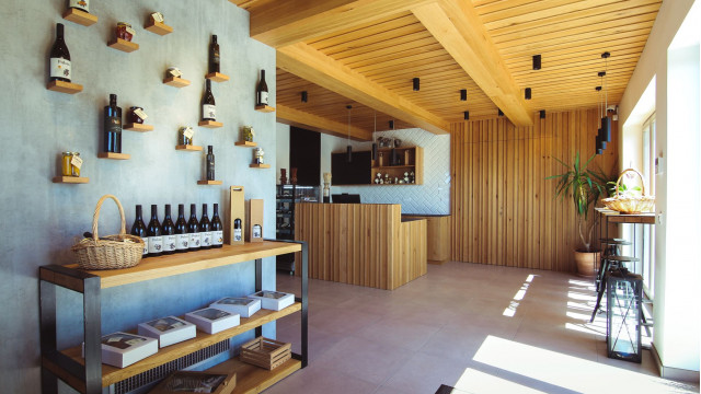  Turistična kmetija Puhan - trgovina z domačimi izdelki in šunkarna 